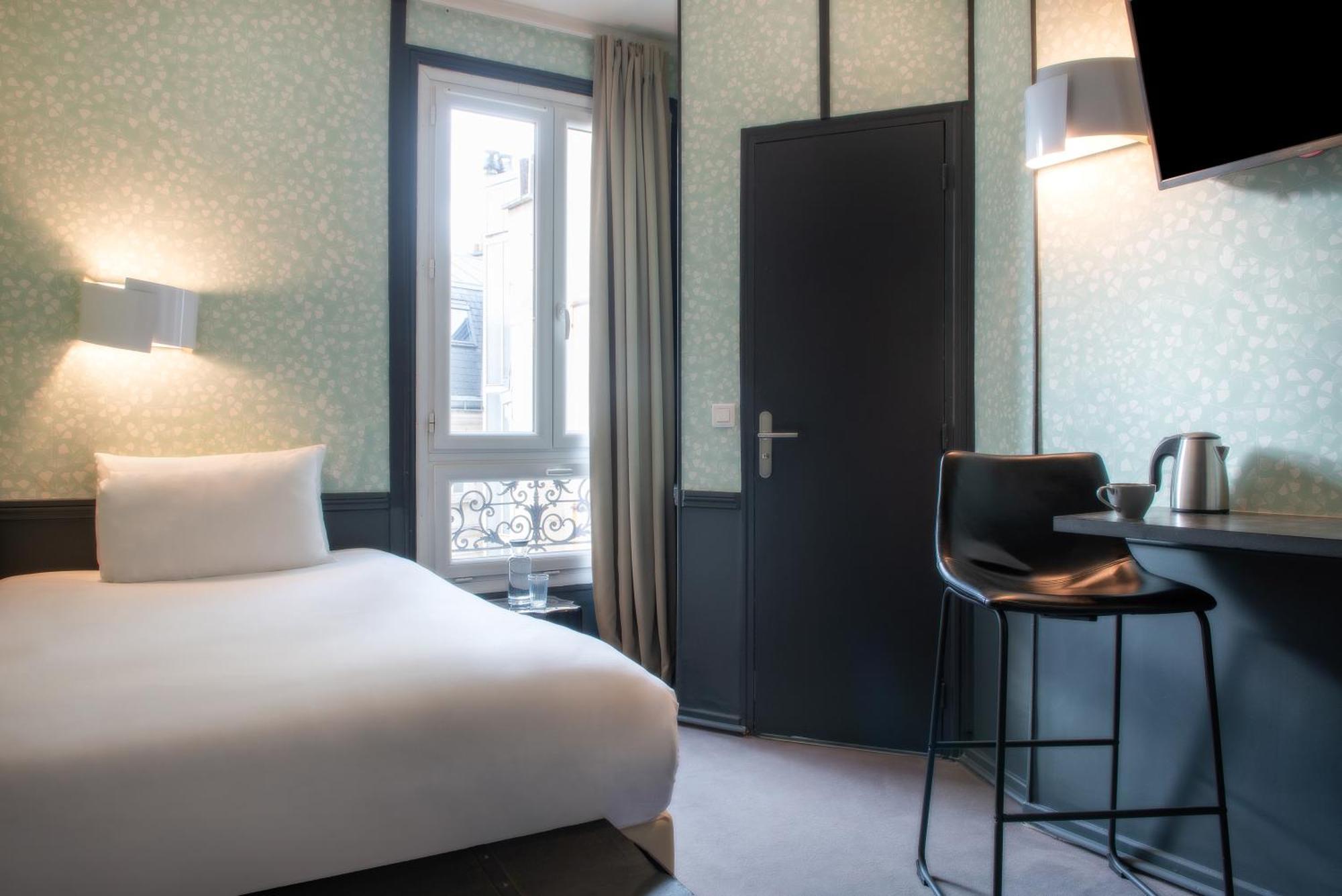 Hotel Avama Prony Paris Room photo