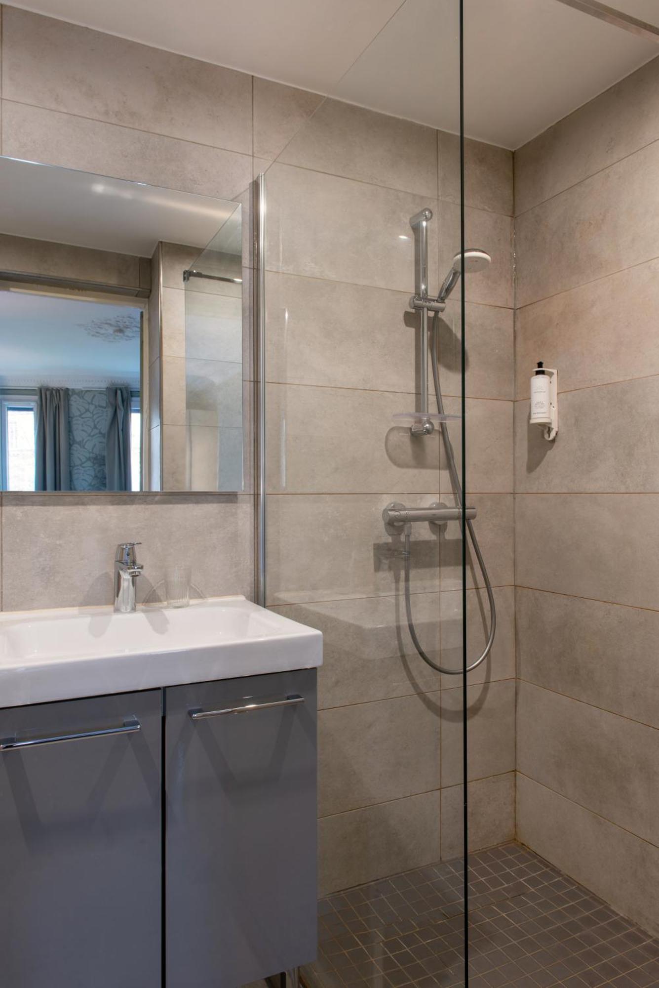 Hotel Avama Prony Paris Room photo