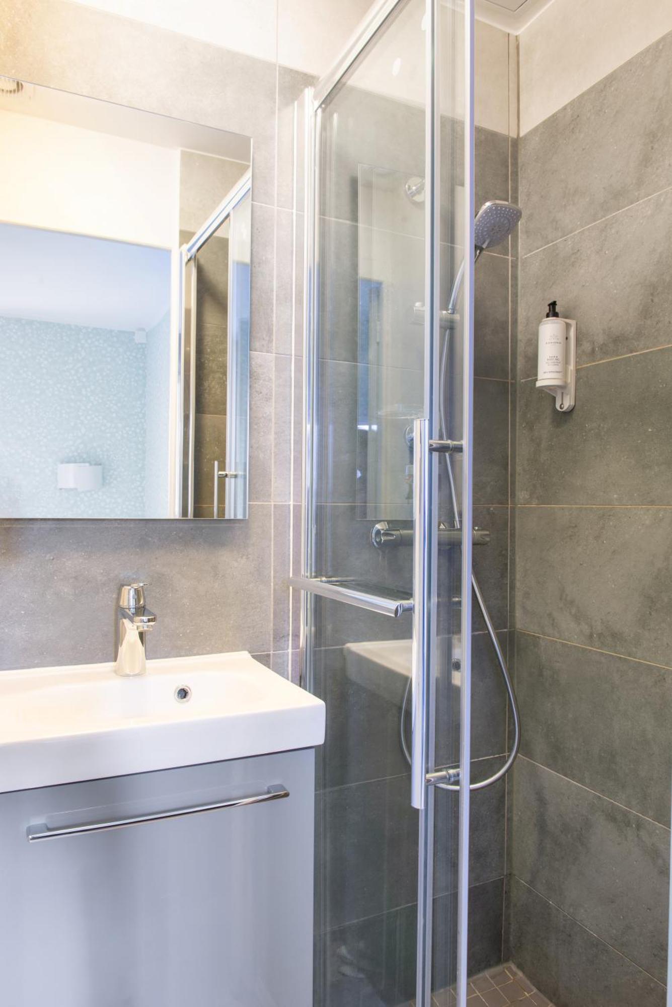 Hotel Avama Prony Paris Room photo