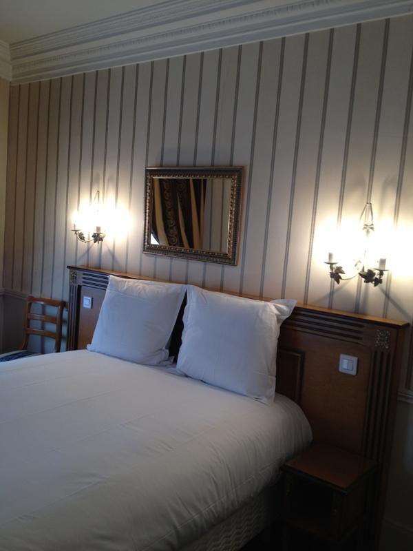 Hotel Avama Prony Paris Room photo